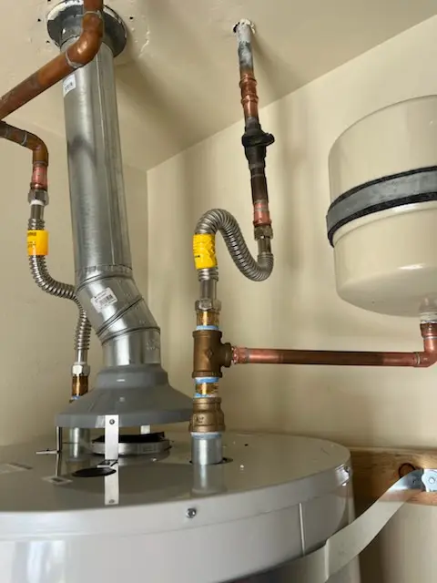Water heater installation and plumbing repair in Paris